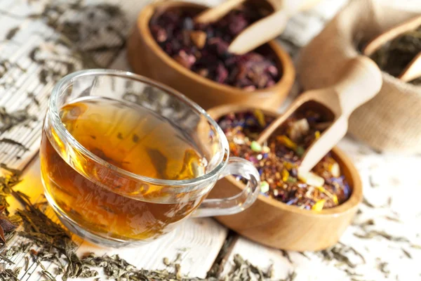 Taza de té y mezcla de hojas de té surtidos — Foto de Stock