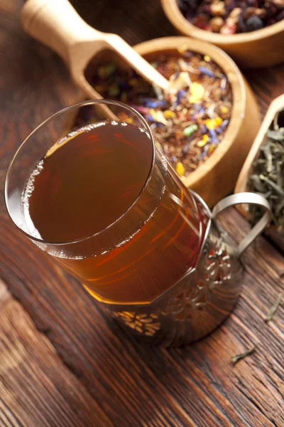 Hojas de té y té en vidrio — Foto de Stock