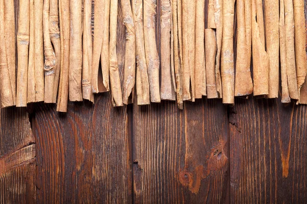 Cinnamon sticks on wooden background — Stock Photo, Image