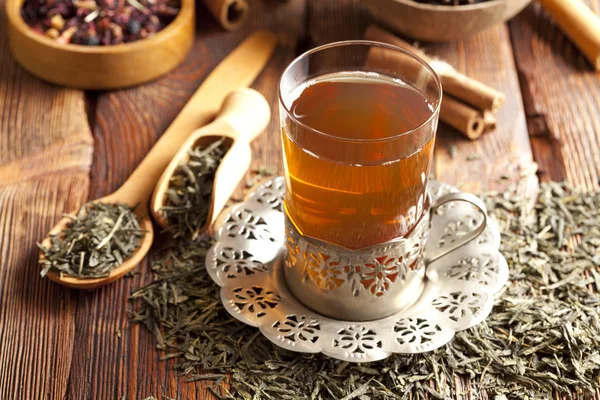 Vaso de té y hojas de té secas — Foto de Stock