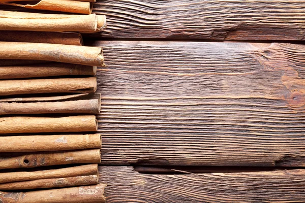 Cinnamon sticks on wooden background — Stock Photo, Image
