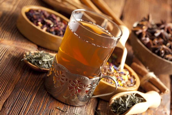 杯茶和茶叶的什锦的混合 — 图库照片