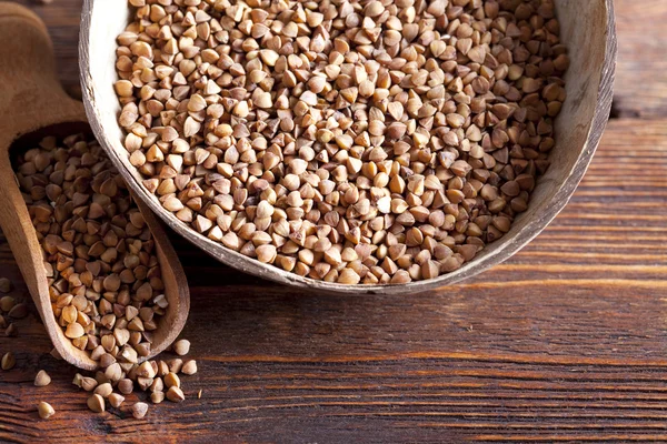 Grano saraceno in ciotola sul tavolo di legno — Foto Stock