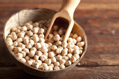 Nohut kase ve ahşap masa üzerinde Kepçe