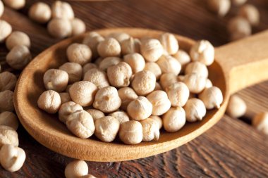 Ahşap masa kaşık nohut