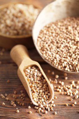 Karabuğday kepçe ve ahşap masa kase