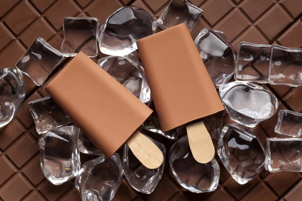 Eislutscher auf Eiswürfeln und einer Tafel Schokolade — Stockfoto