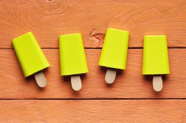 Limon buz lollies ahşap tahta üzerinde