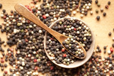 Bir kase biber taneleri