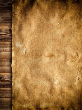 Ahşap arka plan üzerinde eski lekeli kağıt levha