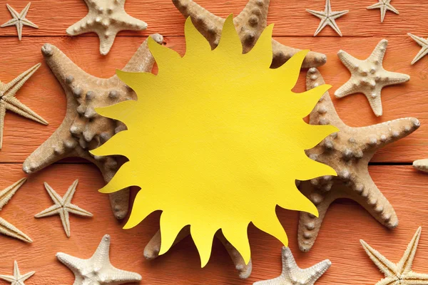木製の背景に太陽の形をした紙 — ストック写真