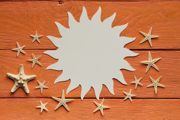 Φύλλο χαρτιού σε σχήμα του ήλιου πάνω σε ξύλινες φόντο — Φωτογραφία Αρχείου