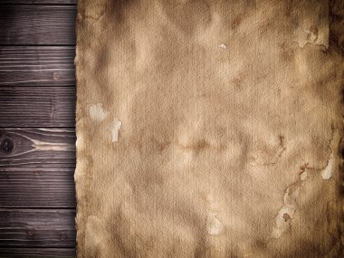 Ahşap arka plan üzerinde eski lekeli kağıt levha