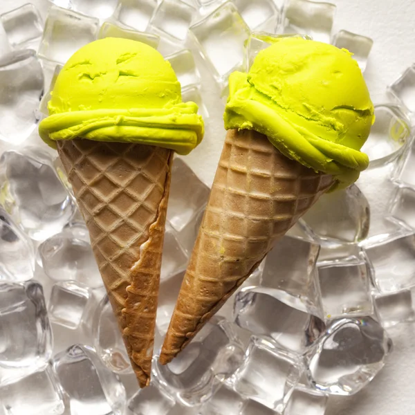 Мороженое и конус на кубиках льда — стоковое фото
