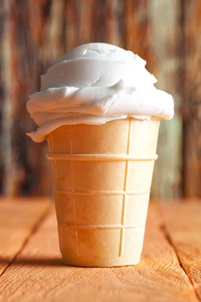 Helado en el cono sobre fondo de madera — Foto de Stock