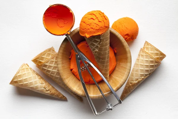Crème glacée, cône et cuillère sur fond de papier — Photo