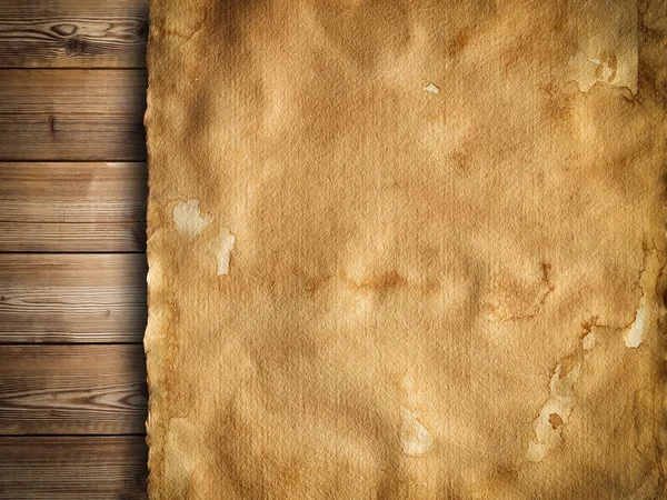 Altes gebeiztes Papierblatt auf Holzgrund — Stockfoto