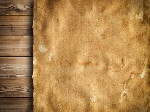 Oude gekleurd papier vel op houten achtergrond — Stockfoto