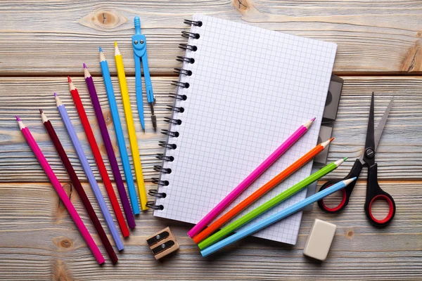 Groep van school levert op houten planken — Stockfoto