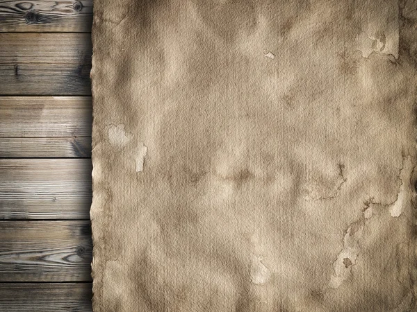 Hoja de papel manchado viejo sobre fondo de madera —  Fotos de Stock