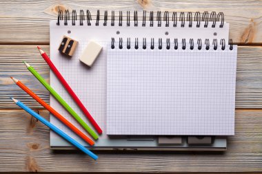 Defter ve kalem - okul veya ofis malzemeleri 