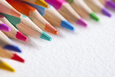 Beyaz arkaplanda renkli kalemler