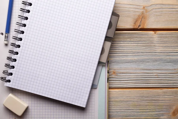 Cuaderno sobre tabla de madera — Foto de Stock