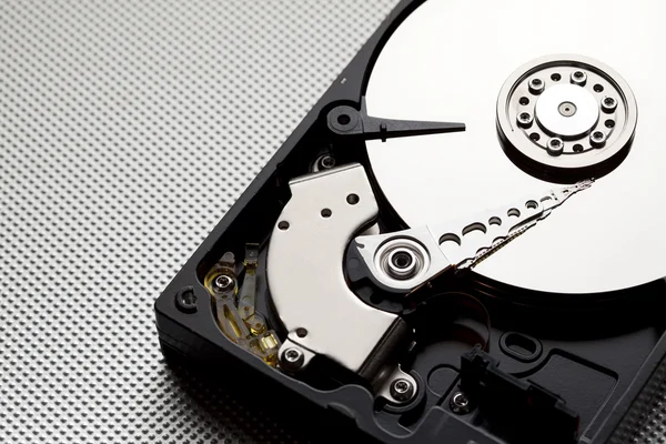 De aandrijving van de open hdd op metalen achtergrond — Stockfoto