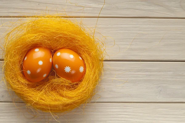 Два пасхальных яйца в гнезде — стоковое фото