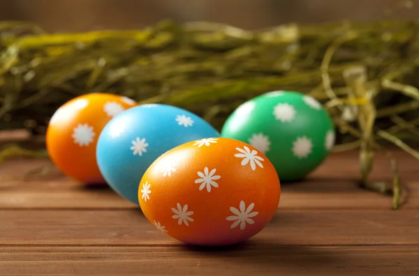 Uova di Pasqua su tavole di legno — Foto Stock