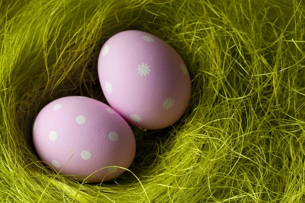 在窝里的粉红色复活节彩蛋。 — 图库照片