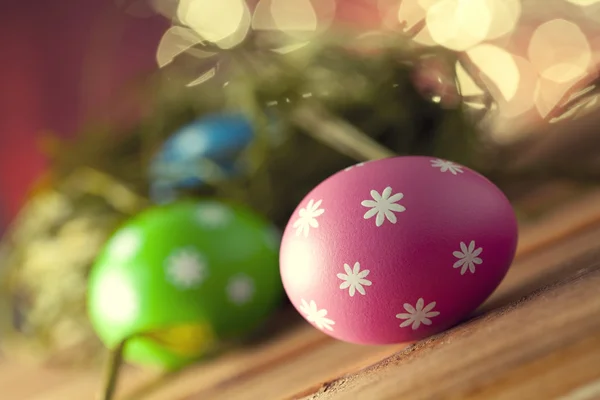 Ovos de Páscoa coloridos em tábuas de madeira — Fotografia de Stock