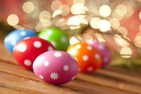 Uova di Pasqua colorate su tavole di legno — Foto Stock