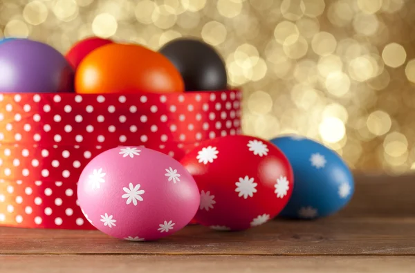 Huevos de Pascua de colores sobre fondo dorado —  Fotos de Stock