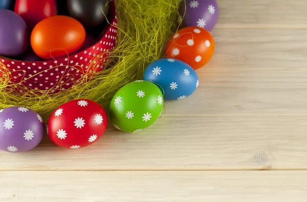 Кольорові великодні яйця на дерев'яному фоні — стокове фото