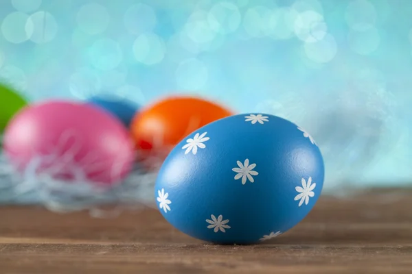 Ovos de páscoa coloridos sobre fundo azul — Fotografia de Stock