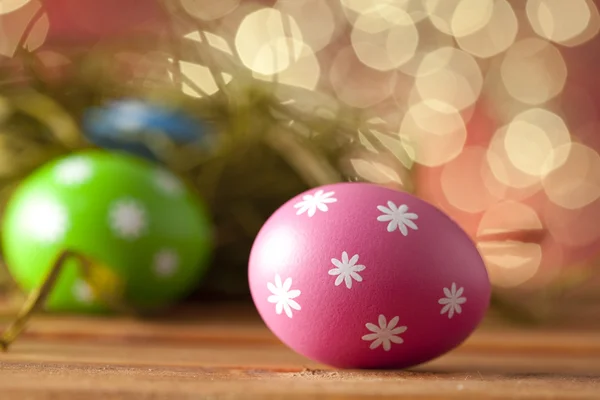 Huevos de Pascua de colores en tablones de madera —  Fotos de Stock