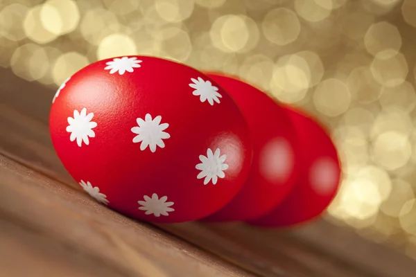 Ovos de Páscoa vermelhos no fundo de ouro — Fotografia de Stock
