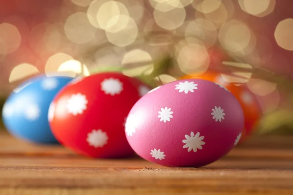 Huevos de Pascua de colores en tablones de madera —  Fotos de Stock