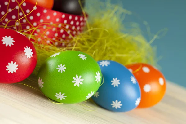 Uova di Pasqua colorate su sfondo di legno — Foto Stock