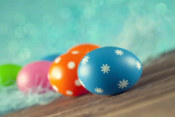 Кольорові великодні яйця на синьому фоні — стокове фото