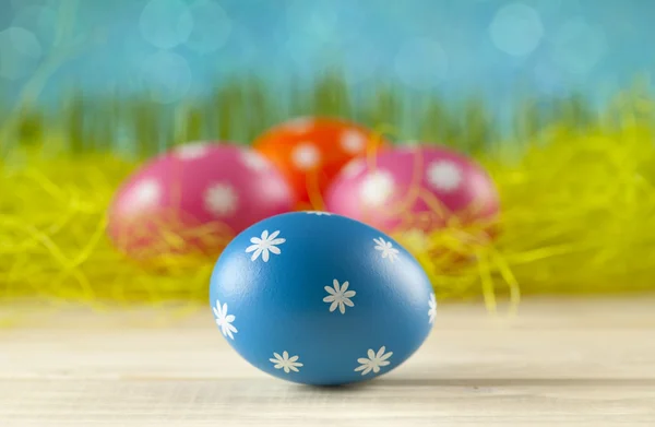 Mavi arka planda renkli paskalya yumurtaları — Stok fotoğraf