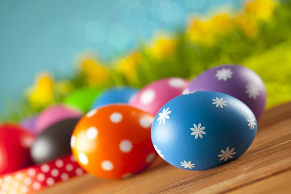 Цветные пасхальные яйца на синем фоне — стоковое фото