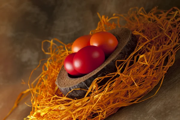 Gefärbte Ostereier auf braunem Hintergrund — Stockfoto