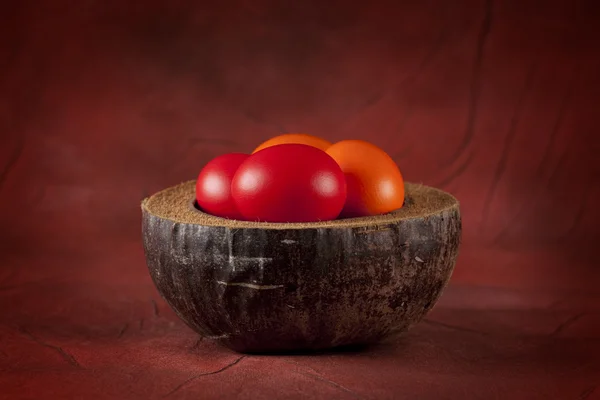 Oeufs de Pâques colorés sur fond rouge — Photo