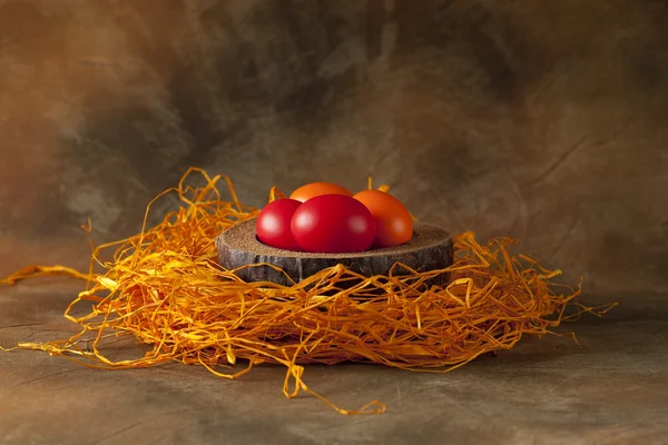 Huevos de Pascua de colores sobre fondo marrón — Foto de Stock