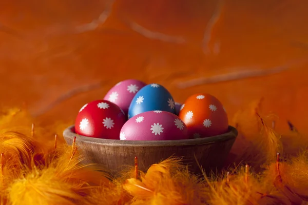 Χρωματιστά Πασχαλινά αυγά σε πορτοκαλί φόντο — Φωτογραφία Αρχείου
