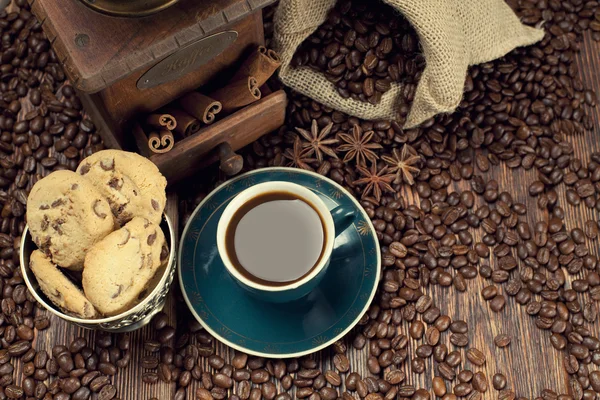 Coffee cup and beans, old grinder and jute sack — Stock Photo, Image