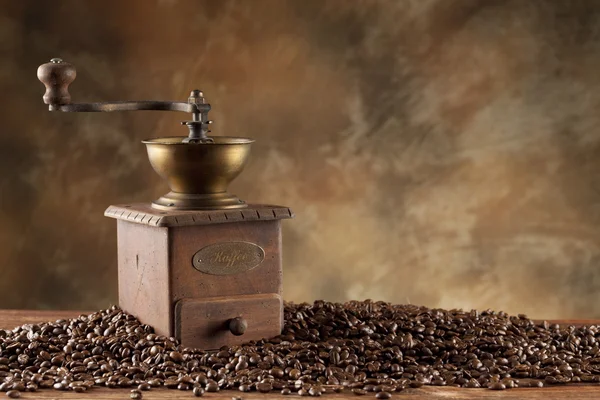 Grains de café et vieux moulin à café — Photo