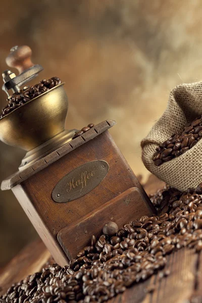 Granos de café y molinillo de café — Foto de Stock